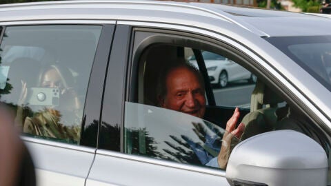  El rey Juan Carlos saluda al llegar en Sanxenxo/EFE/Lavandeira Jr.