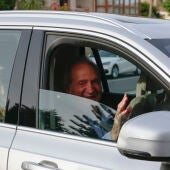  El rey Juan Carlos saluda al llegar en Sanxenxo