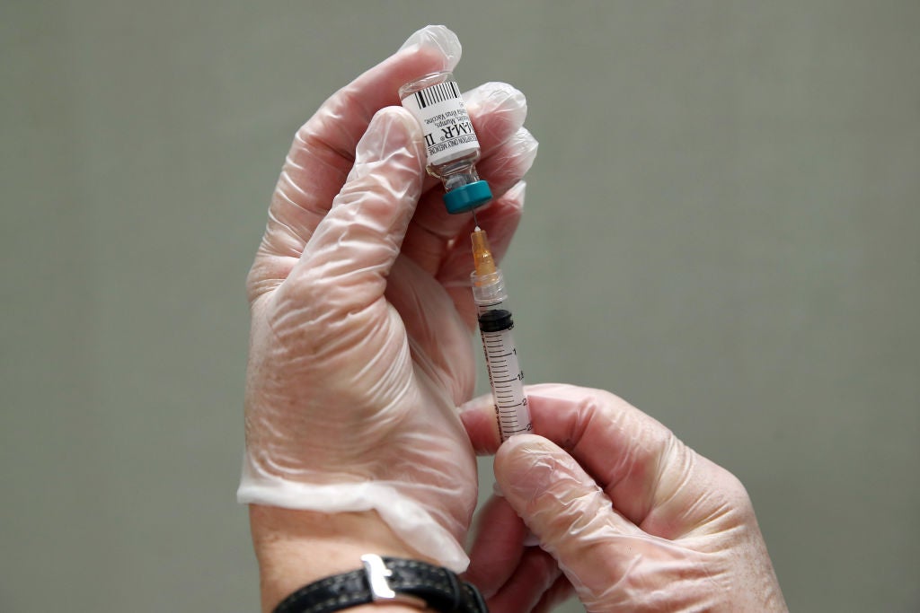 Sanidad estudia comprar miles de dosis de la vacuna contra la viruela para afrontar el brote de virus del mono Sanidad estudia comprar miles de dosis de la vacuna contra la viruela para afrontar el brote de virus del mono