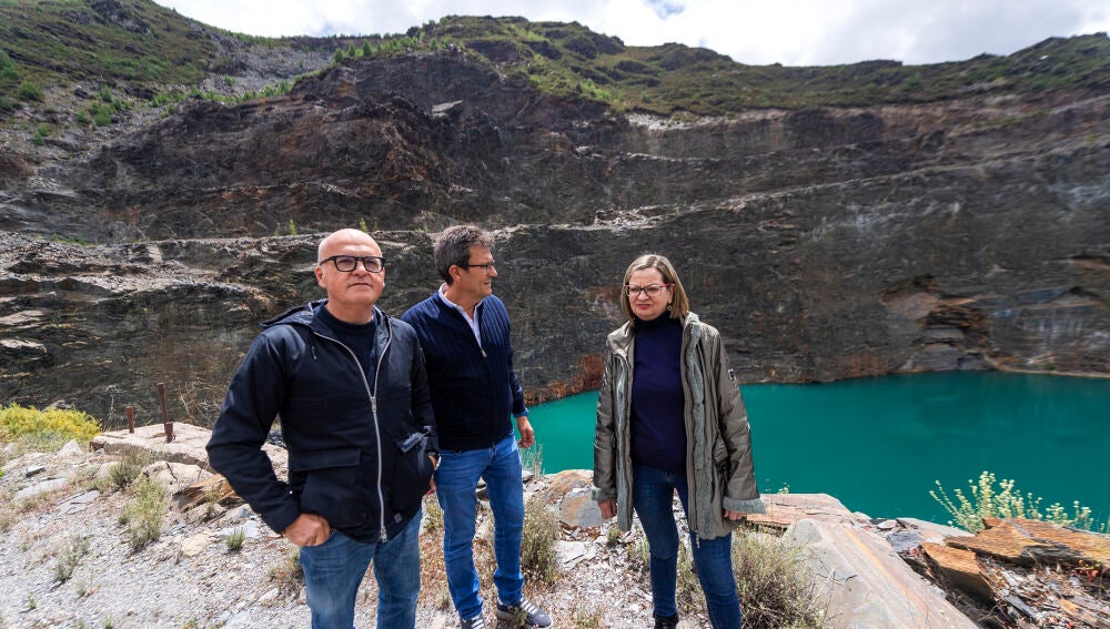 Visita de Manuel Baltar ás explotacións de lousa en Casaio