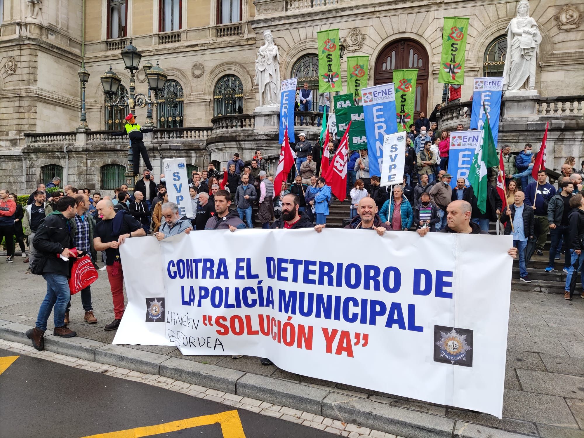 Policías municipales irrumpen en el Pleno del Ayuntamiento y son desalojados por sus compañeros Policías municipales irrumpen en el Pleno del Ayuntamiento y son desalojados por sus compañeros