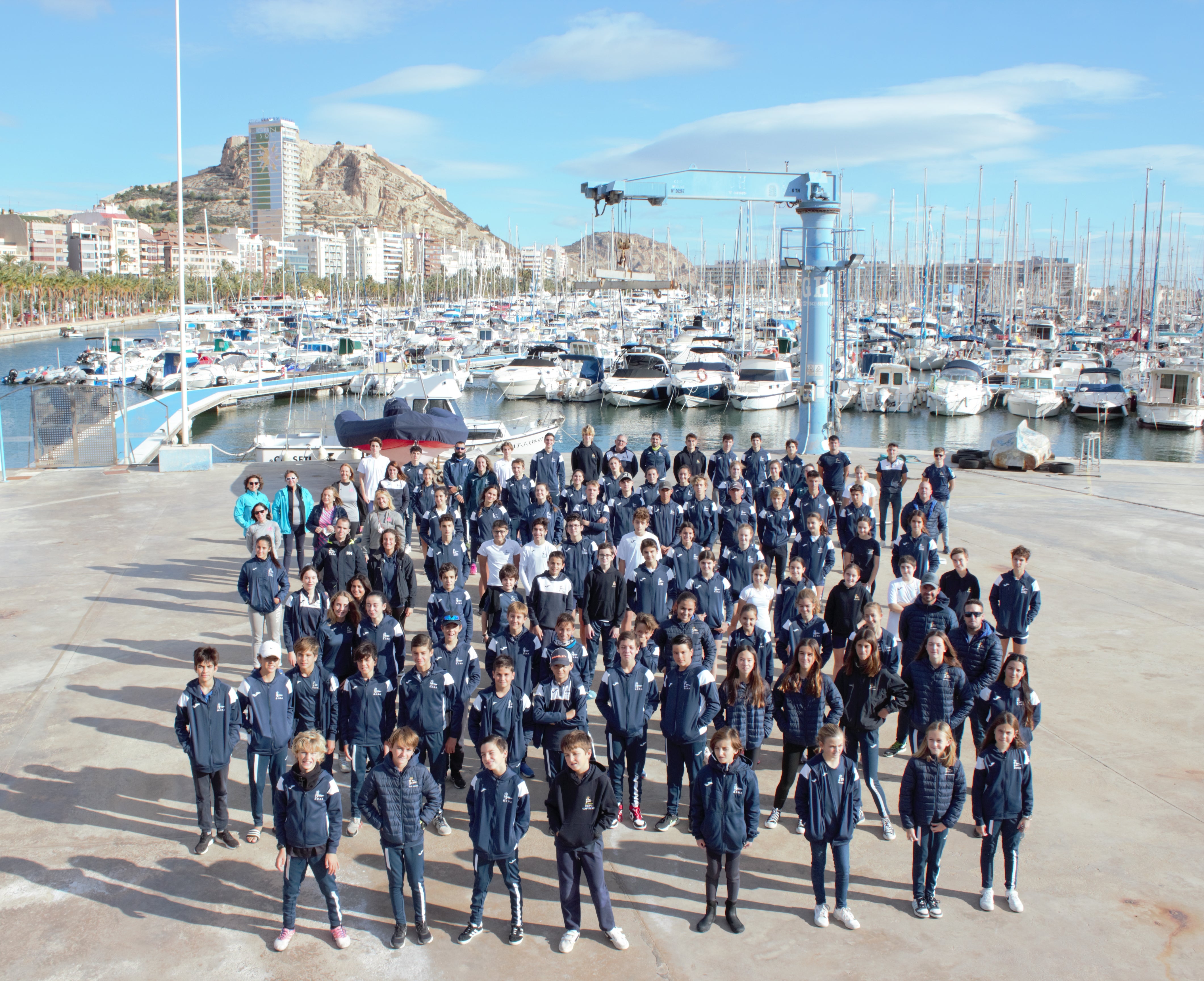 El Club de Regatas de Alicante contra la 'pasarela volada' que conectaría los muelles de levante y poniente El Club de Regatas de Alicante contra la 'pasarela volada' que conectaría los muelles de levante y poniente