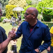 O presidente da Deputación visita á rodaxe de La Manzana de Oro O presidente da Deputación visita á rodaxe de La Manzana de Oro