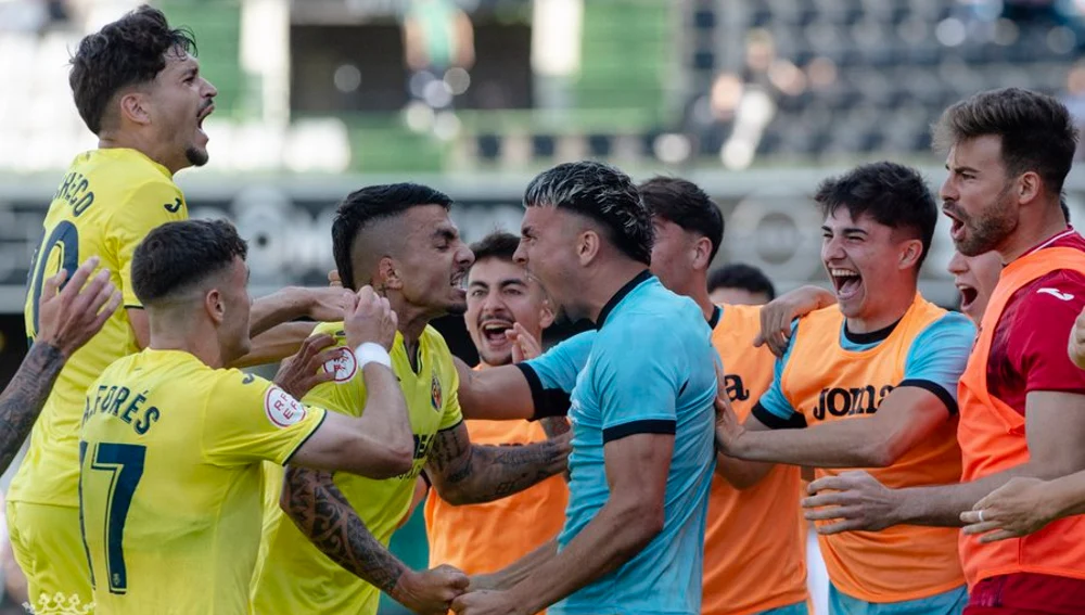 Arana celebra un gol junto a Tasende