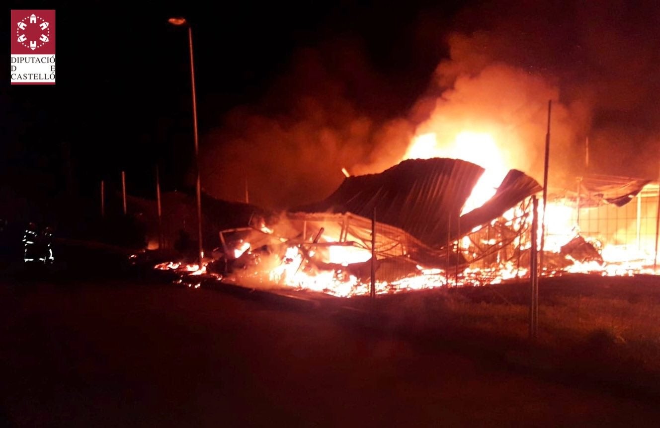 Un incendio intencionado acaba con dos chiringuitos en la playa de Almenara Un incendio intencionado acaba con dos chiringuitos en la playa de Almenara