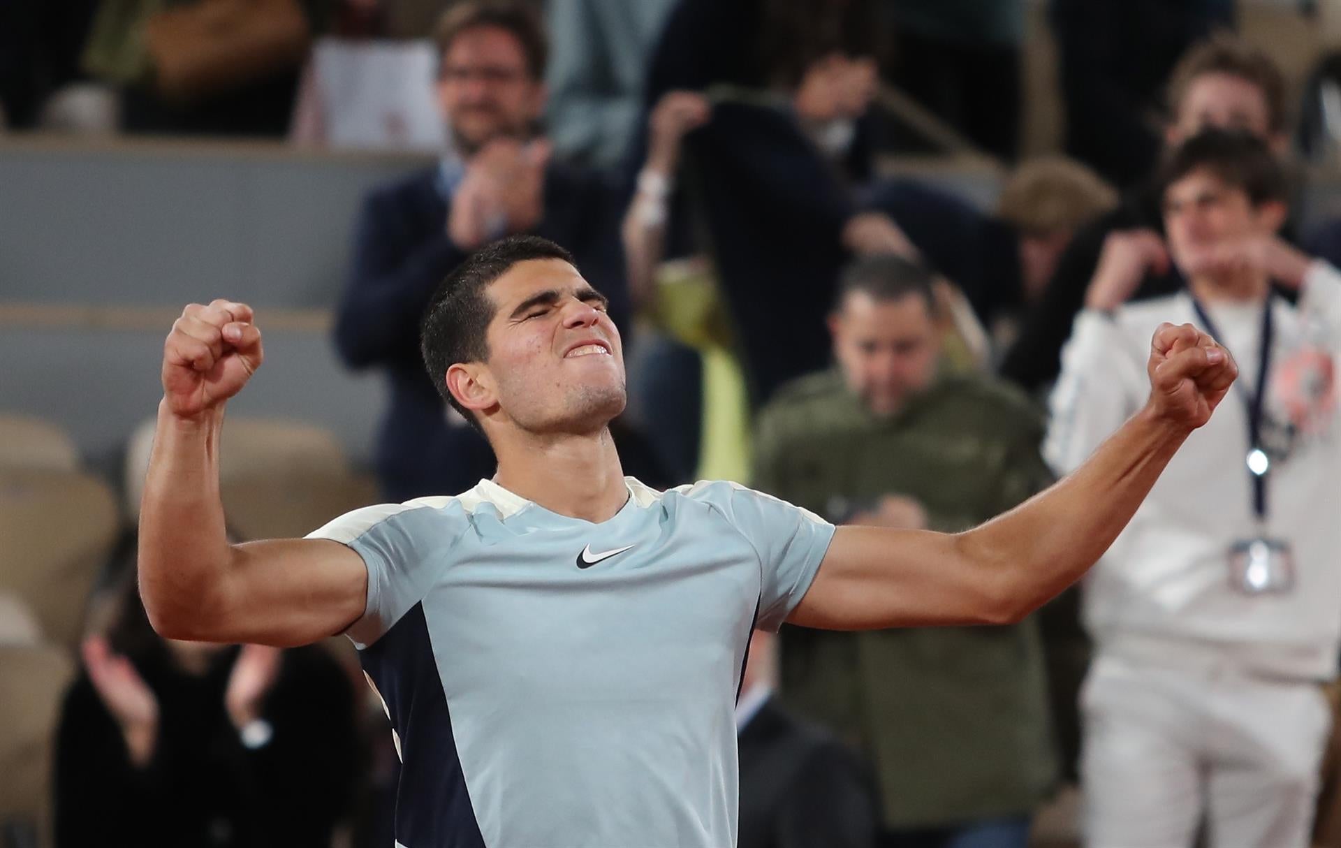 Alcaraz gana con autoridad a Khachanov y se medirá a Zverev en cuartos de Roland Garros Alcaraz gana con autoridad a Khachanov y se medirá a Zverev en cuartos de Roland Garros