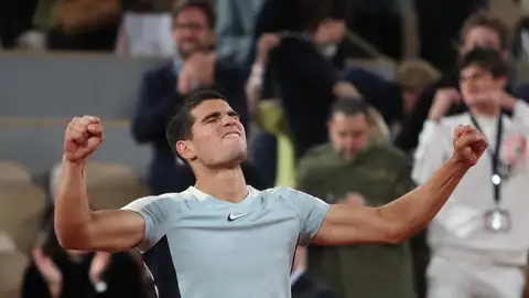 Carlos Alcaraz celebra su victoria en Roland Garros.