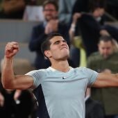 Carlos Alcaraz celebra su victoria en Roland Garros.