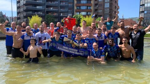 La Plantilla del Base Oviedo celebrando su ascenso en la fuente de la Plaza Am&eacute;rica