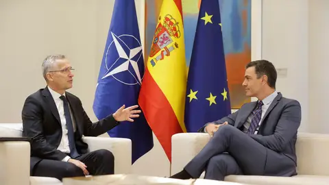El presidente del Gobierno, Pedro Sánchez, durante la reunión que ha mantenido con el secretario general de la OTAN, Jeans Stoltenberg