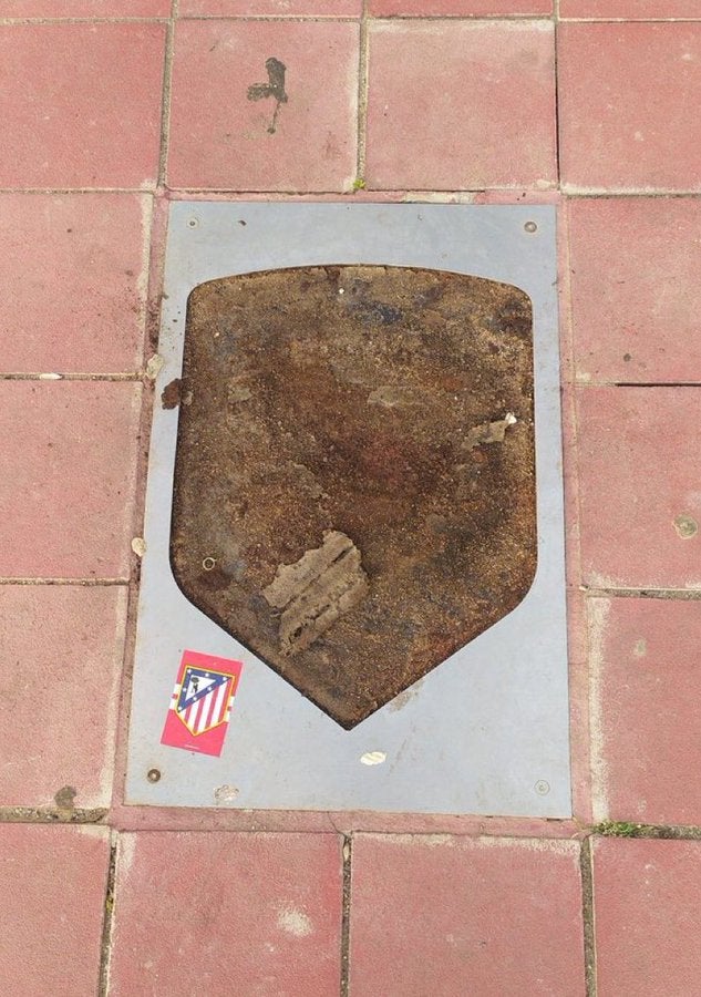 Arrancan la placa de Courtois en el estadio Metropolitano Arrancan la placa de Courtois en el estadio Metropolitano