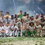 Los jugadores del Madrid posan con la Champions en el Bernabéu.