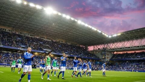 Los jugadores del Oviedo saludan a sus aficionados al t&eacute;rmino del partido frente al Ibiza