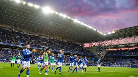 Los jugadores del Oviedo saludan a sus aficionados al término del partido frente al Ibiza Los jugadores del Oviedo saludan a sus aficionados al término del partido frente al Ibiza