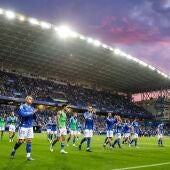 Los jugadores del Oviedo saludan a sus aficionados al término del partido frente al Ibiza