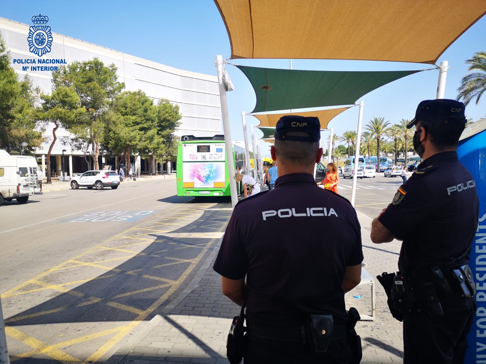 Detenido por agredir a dos taxistas que le recriminaron cruzar en rojo en el aeropuerto de Palma Detenido por agredir a dos taxistas que le recriminaron cruzar en rojo en el aeropuerto de Palma