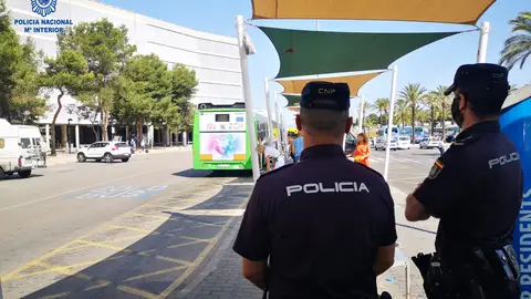 Dos agentes de la Policía Nacional en el Aeropuerto de Palma. Dos agentes de la Policía Nacional en el Aeropuerto de Palma.