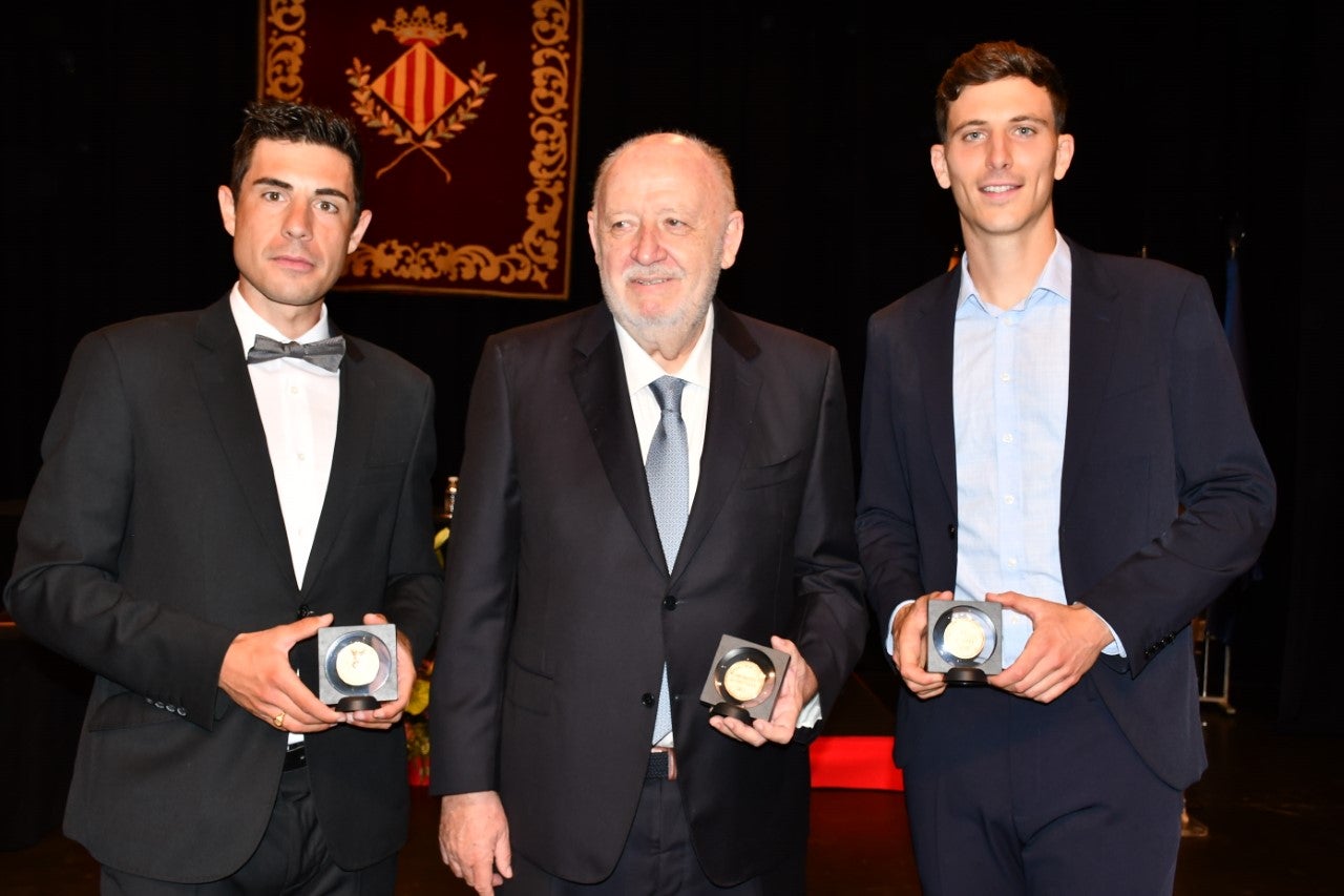 Llaneza, Pau Torres y Sebastián Mora recogen la Medalla de Oro de la ciudad Llaneza, Pau Torres y Sebastián Mora recogen la Medalla de Oro de la ciudad