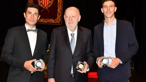 Llaneza, Pau Torres y Sebastián Mora recogen la Medalla de Oro de la ciudad