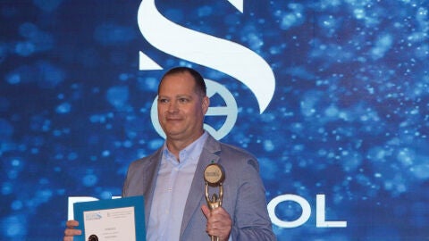 Demetrio L&oacute;pez, gerente de la empresa, posa con el premio.