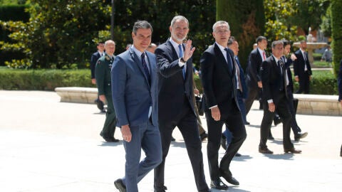 El secretario general de la OTAN, Jens Stoltenberg (d), el rey Felipe VI (c) y el presidente del Gobierno, Pedro S&aacute;nchez (i) pasean hacia el Palacio Real tras el acto de conmemoraci&oacute;n por el 40 aniversario del ingreso de Espa&ntilde;a en la OTAN este lunes en el Teatro Real/ EFE/ Juan Carlos Hidalgo