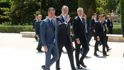 El secretario general de la OTAN, Jens Stoltenberg (d), el rey Felipe VI (c) y el presidente del Gobierno, Pedro Sánchez (i) pasean hacia el Palacio Real tras el acto de conmemoración por el 40 aniversario del ingreso de España en la OTAN este lunes en el Teatro Real