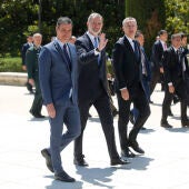 El secretario general de la OTAN, Jens Stoltenberg (d), el rey Felipe VI (c) y el presidente del Gobierno, Pedro Sánchez (i) pasean hacia el Palacio Real tras el acto de conmemoración por el 40 aniversario del ingreso de España en la OTAN este lunes en el Teatro Real