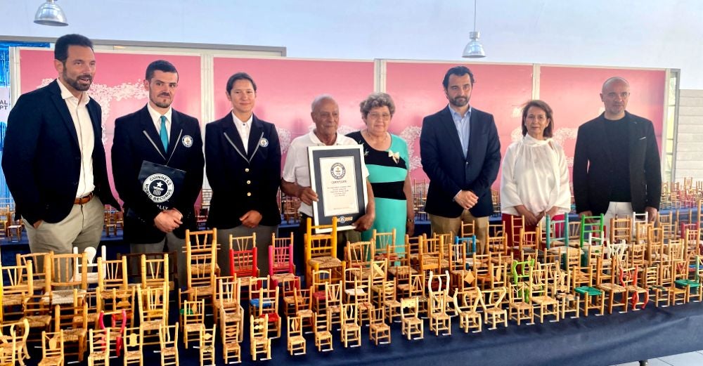 Eladio Rivero Sanchez consigue el Record Guiness de mayor número de sillas en miniatura Eladio Rivero Sanchez consigue el Record Guiness de mayor número de sillas en miniatura