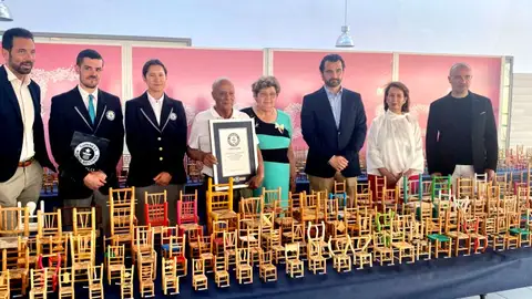 Eladio Rivero Sanchez consigue el Record Guiness de mayor número de sillas en miniatura    