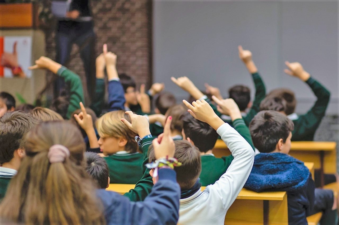 Padres de alumnos del colegio Mediterráneo se llevan a sus hijos de clase por el calor Padres de alumnos del colegio Mediterráneo se llevan a sus hijos de clase por el calor