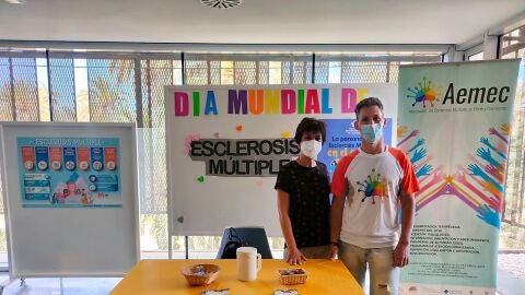 Mesa informativa sobre la Esclerosis Múltiple en el Hospital General de Elche. Mesa informativa sobre la Esclerosis Múltiple en el Hospital General de Elche.