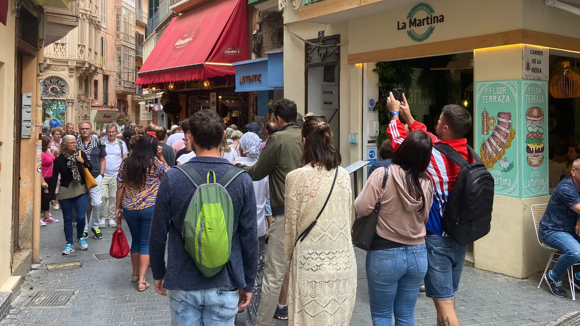 Turistas paseando por la calle Jaume II del centro de Palma. 