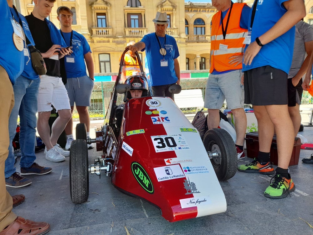 El IES Maestre de Calatrava de Ciudad Real obtiene dos premios en Euskelec con su coche eléctrico "QJT121" El IES Maestre de Calatrava de Ciudad Real obtiene dos premios en Euskelec con su coche eléctrico "QJT121"