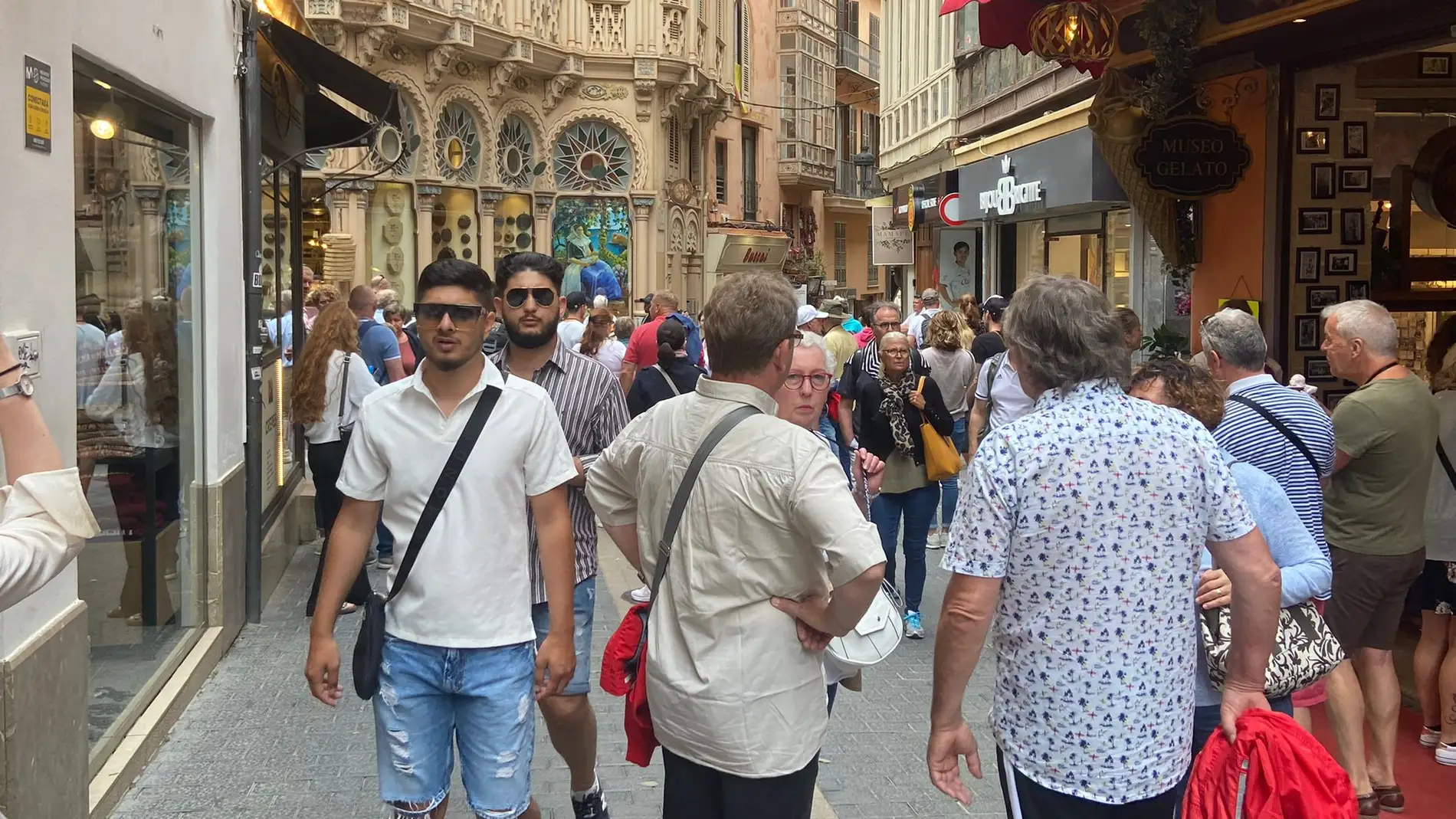 Turistas paseando por la calle Jaume II del centro de Palma. 