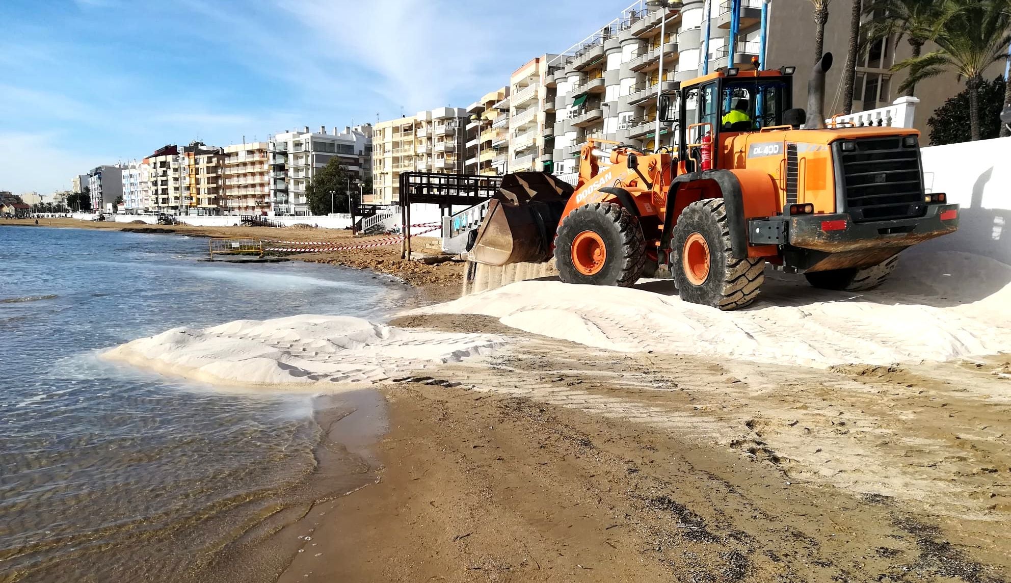 Obras de emergencia para recargar la playa de los locos de arena con un inversión de 63,000 € Obras de emergencia para recargar la playa de los locos de arena con un inversión de 63,000 €