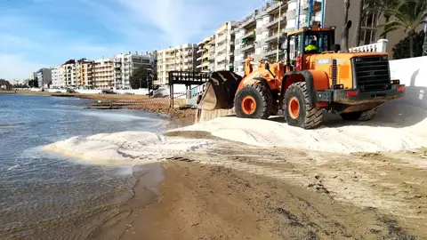 Obras de emergencia para recargar la playa de los locos de arena con un ainversión de 63,000 €   