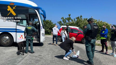 Agentes del dispositivo de la Guardia Civil, junto a varios asistentes.