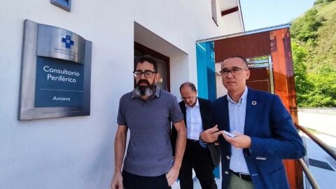El consejero de salud, Pablo Fern&aacute;ndez, en la inauguraci&oacute;n del consultorio perif&eacute;rico de Sames, en Amieva