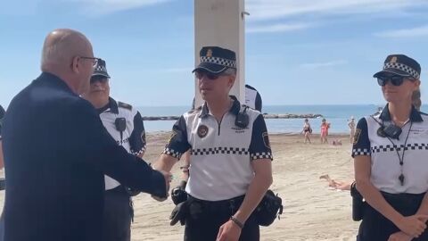 El concejal José Ramón González saluda a los agentes del servicio de playas El concejal José Ramón González saluda a los agentes del servicio de playas