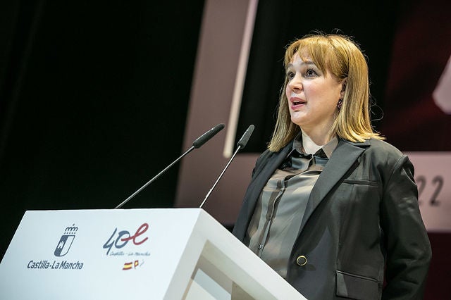 Día C-LM.- Vallvey comparte su Medalla de Oro con las mujeres de CLM y con Luisa María, victima de violencia de género en Tomelloso Día C-LM.- Vallvey comparte su Medalla de Oro con las mujeres de CLM y con Luisa María, victima de violencia de género en Tomelloso