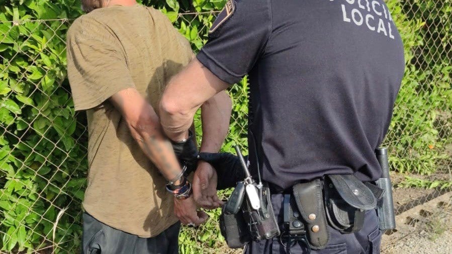 La Policía Local de Elche detiene a un hombre tras robar en una casa de la pedanía de Daimés La Policía Local de Elche detiene a un hombre tras robar en una casa de la pedanía de Daimés