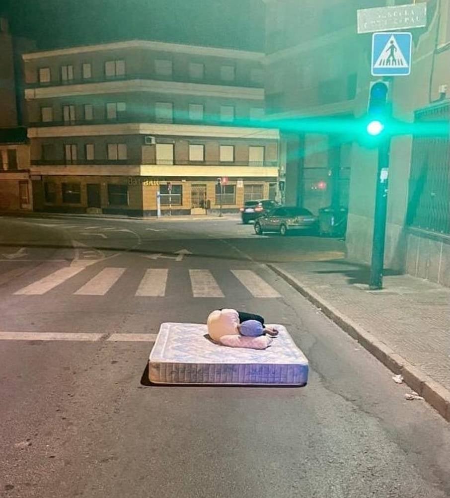 La Policía de Jumilla "despierta" a un vecino dormido al lado de un semáforo La Policía de Jumilla "despierta" a un vecino dormido al lado de un semáforo