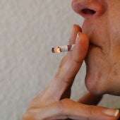 Imagen de archivo de una mujer apurando un cigarrillo