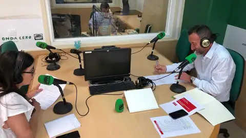 Carlos González, alcalde de Elche, en el estudio de Onda Cero Carlos González, alcalde de Elche, en el estudio de Onda Cero
