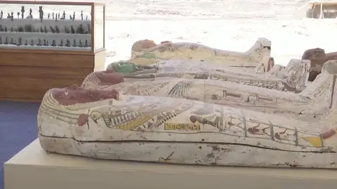 Un grupo de arqueólogos halla un tesoro de momias y estatuas de bronce en Egipto
