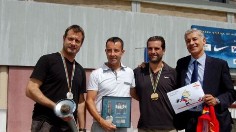 Ram&oacute;n Peralta, segundo por la izquierda, junto a Antoni Rovira, Gaby Cairo y Santi Carda. FEP
