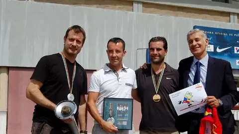 Ramón Peralta, segundo por la izquierda, junto a Antoni Rovira, Gaby Cairo y Santi Carda. FEP Ramón Peralta, segundo por la izquierda, junto a Antoni Rovira, Gaby Cairo y Santi Carda. FEP