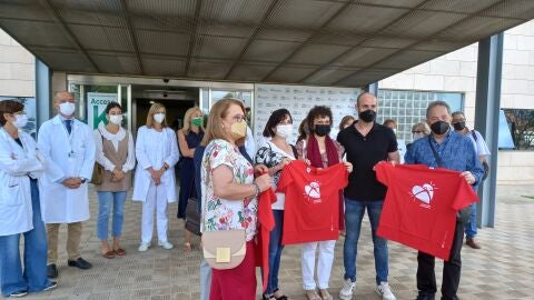 Trasplantados y equipo m&eacute;dico y directivo del Hospital Universitario Reina Sof&iacute;a
