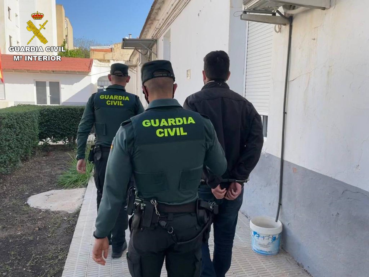Detenido en Sant Vicent por ofrecer dinero a chicas jóvenes para que se dejaran tocar Detenido en Sant Vicent por ofrecer dinero a chicas jóvenes para que se dejaran tocar