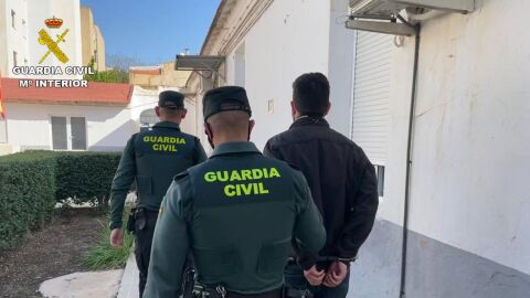 La Guardia Civil de Sant Vicent escolta al detenido La Guardia Civil de Sant Vicent escolta al detenido